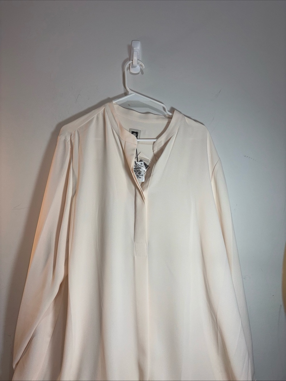 Anne Klein Cream Long Sleeve V-Neck Tunic Blouse NWT. Retails $89.00. 853
